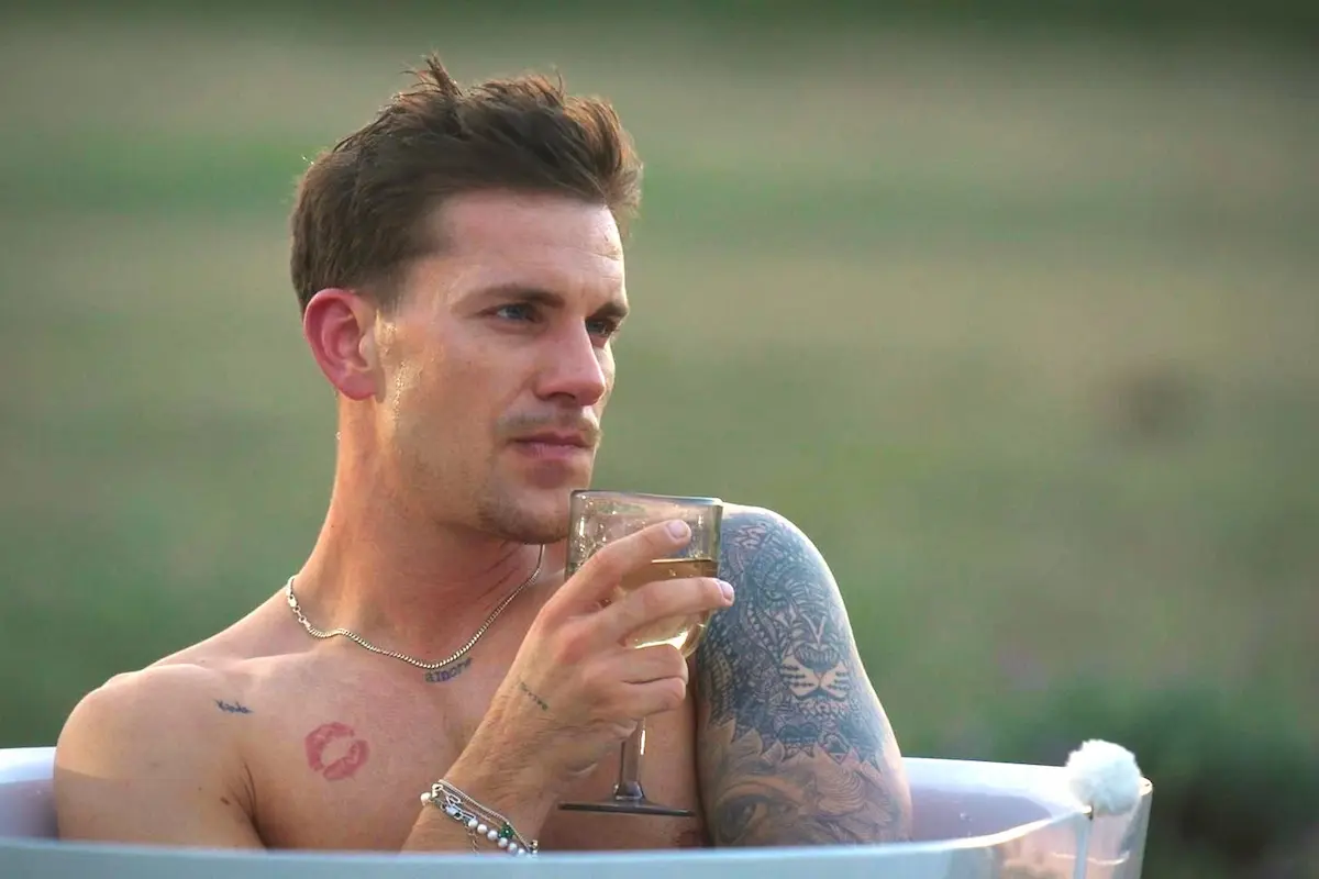 Bachelor 16.7.2025 Folge 4: Felix Stein sitzt in einer Badewanne