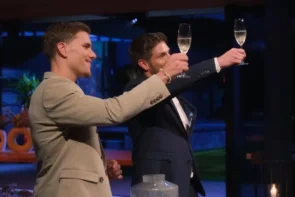 Bachelor 2.7.2025 Folge 2: Was passiert? Wer ist ausgeschieden? - hier im Bild die Bachelors Felix und Martin in der Nacht der Rosen mit der Entscheidung