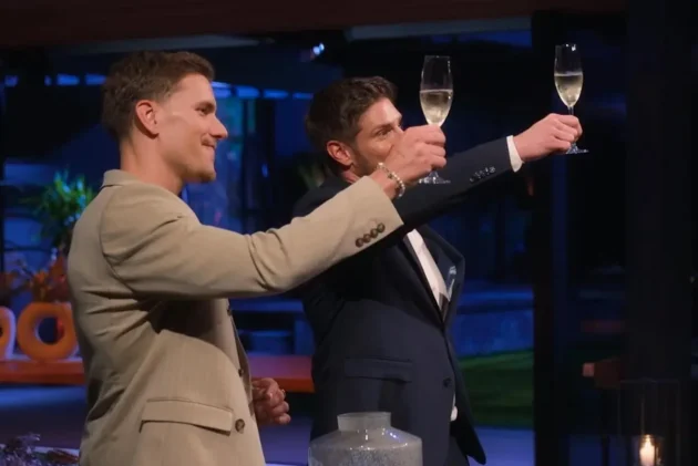 Bachelor 2.7.2025 Folge 2: Was passiert? Wer ist ausgeschieden? - hier im Bild die Bachelors Felix und Martin in der Nacht der Rosen mit der Entscheidung