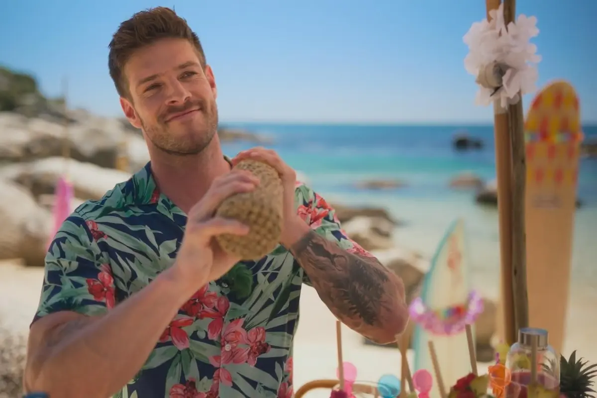 Bachelor 23.7.2025 Folge 5 Felix' erster Kuss. Wer ist ausgeschieden - hier Martin im Bild bei seinem Gruppen-Date heute am Strand