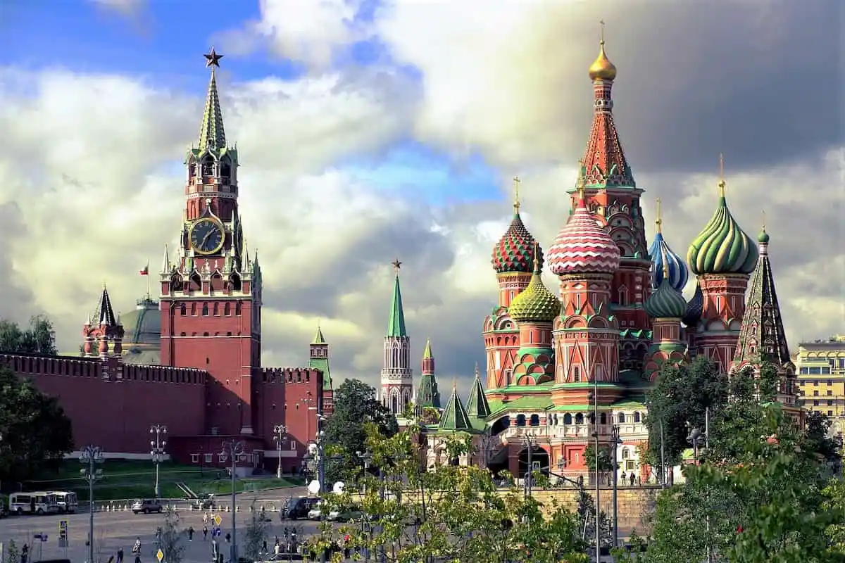Eiskunstlauf in Russland - Moskau, Roter Platz, Kreml, Basilius-Kathedrale, bewölkter Himmel