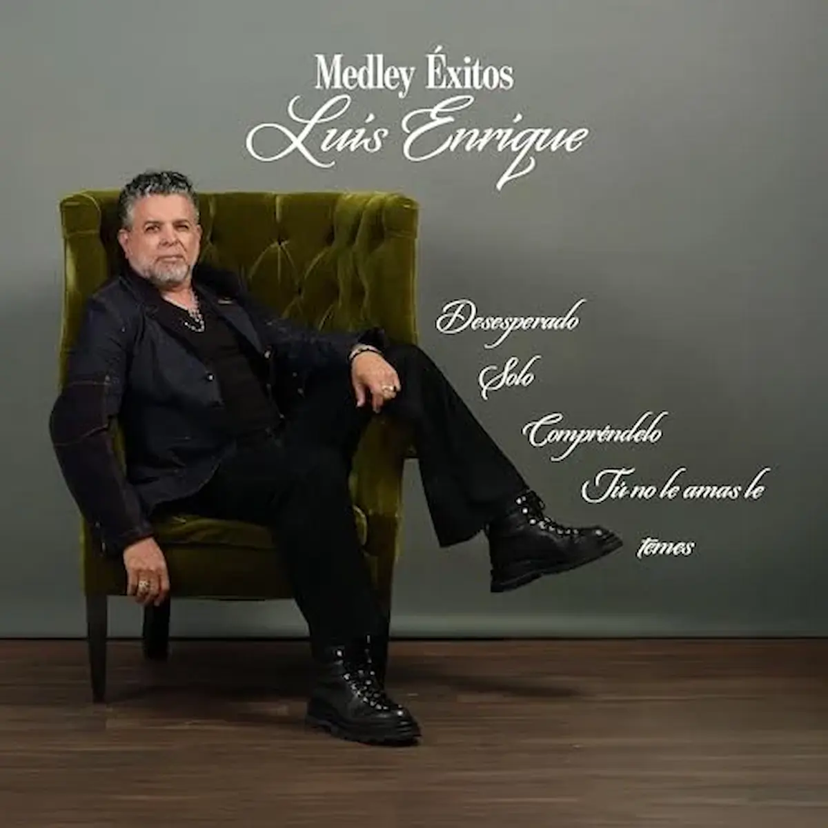 Luis Enrique Single Cover „Medley Exitos“ schwarzer Anzug olivgrüner Sessel