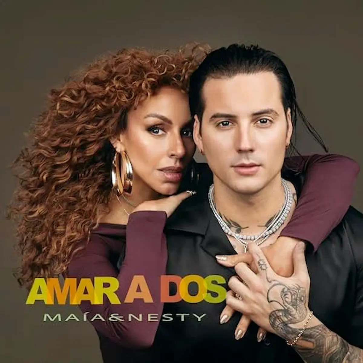 Maia & Nesty Single Cover „Amar a Dos“ Künstler im Studiofoto