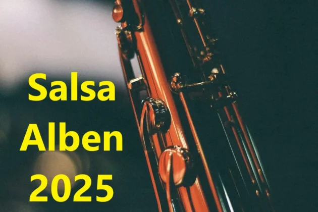 Saxophon mit Schriftzug "Salsa Alben 2025" als Illustration für Artikel über neue Salsa-Musik.