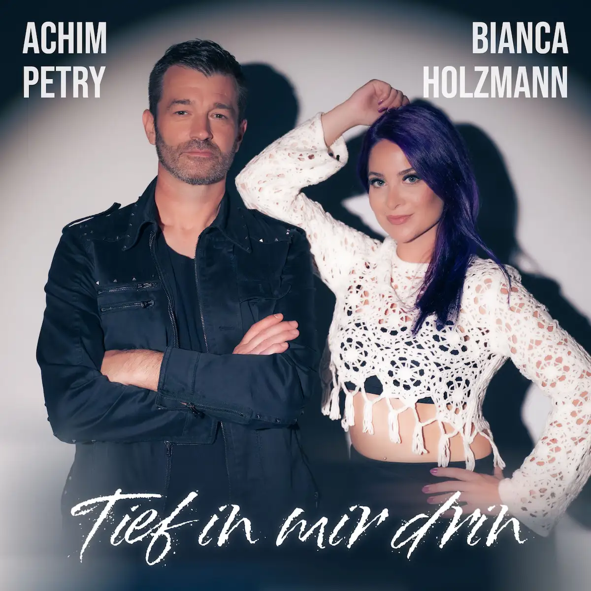 Achim Petry & Bianca Holzmann Schlager „Tief in mir drin“ - Single-Cover - im Bild zu sehen sind die beiden Künstler in Großaufnahme, die zusammenstehen und in die Kamera schauen