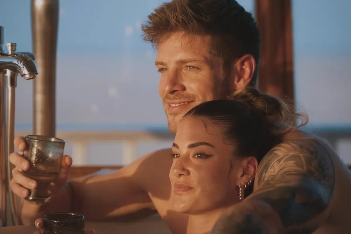 Bachelor 20.8.2025 Folge 9: Wer ist ausgeschieden? Dream Dates - hier Lena und Martin, die geminsam in einer Badewanne sitzen und verträumt in den Sonnenuntergang schauen