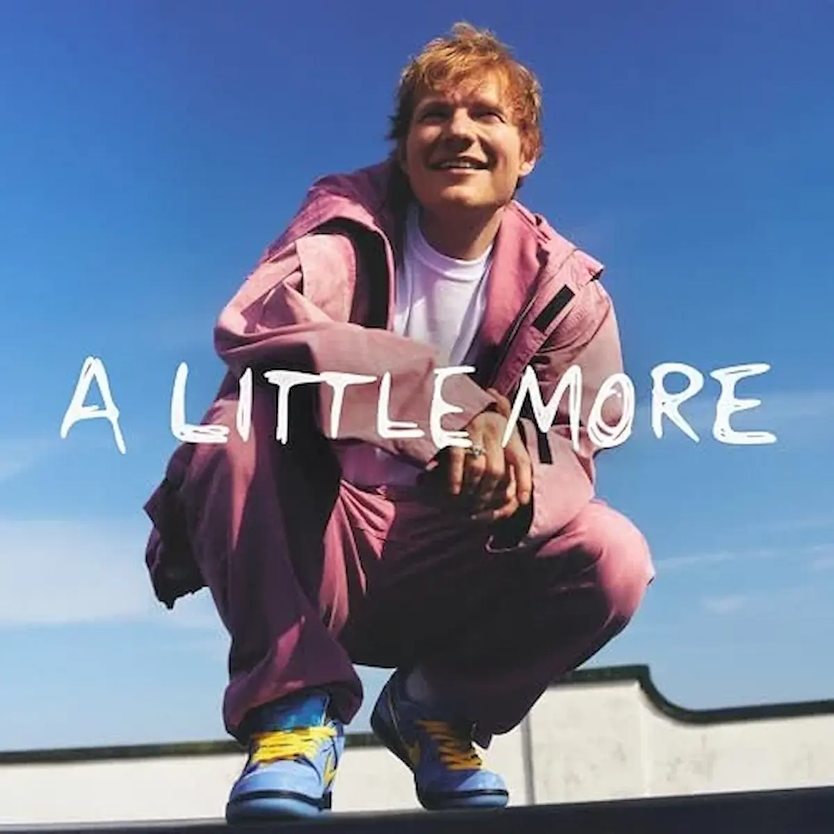 Ed Sheeran veröffentlicht Song „A Little More“ wieder mit tollem Video - hier im Bild das Album-Cover mit einem Foto des Künstlers, der hockend in die Ferne schaut und lacht