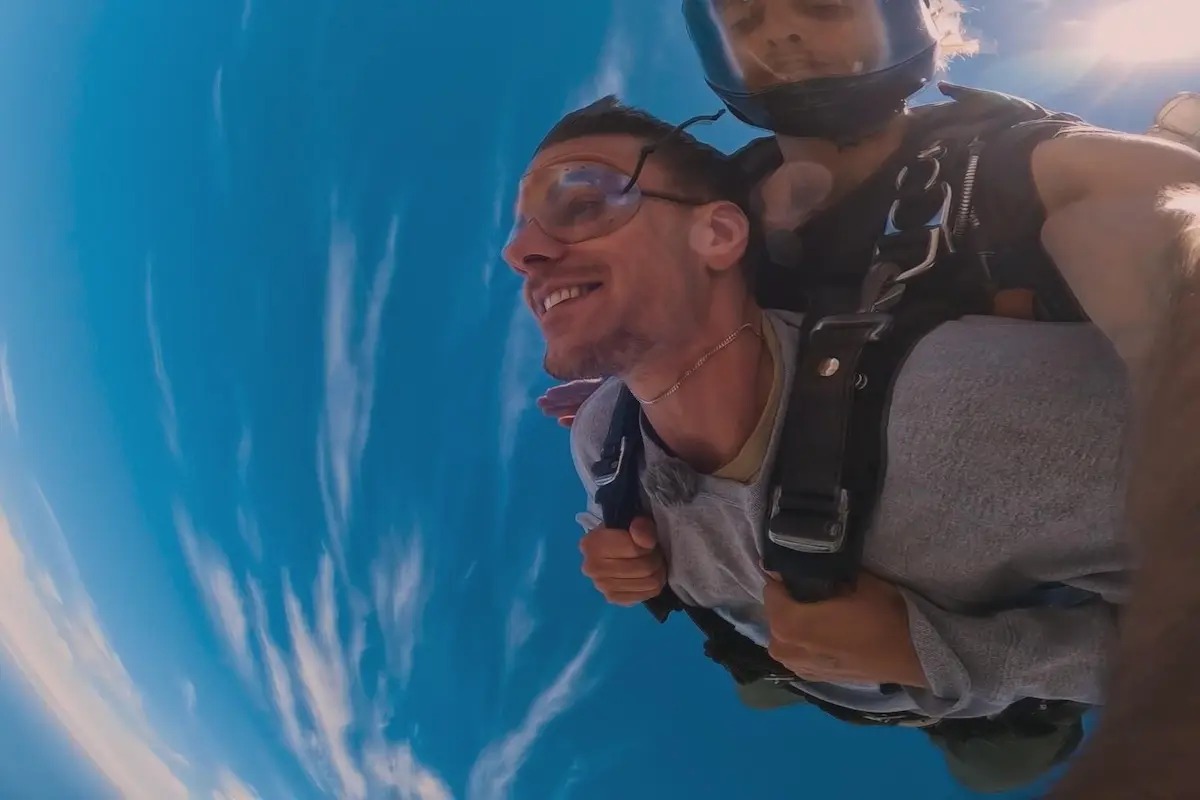 Felix bei seinem Fallschirmsprung - Bachelor 6.8.2025