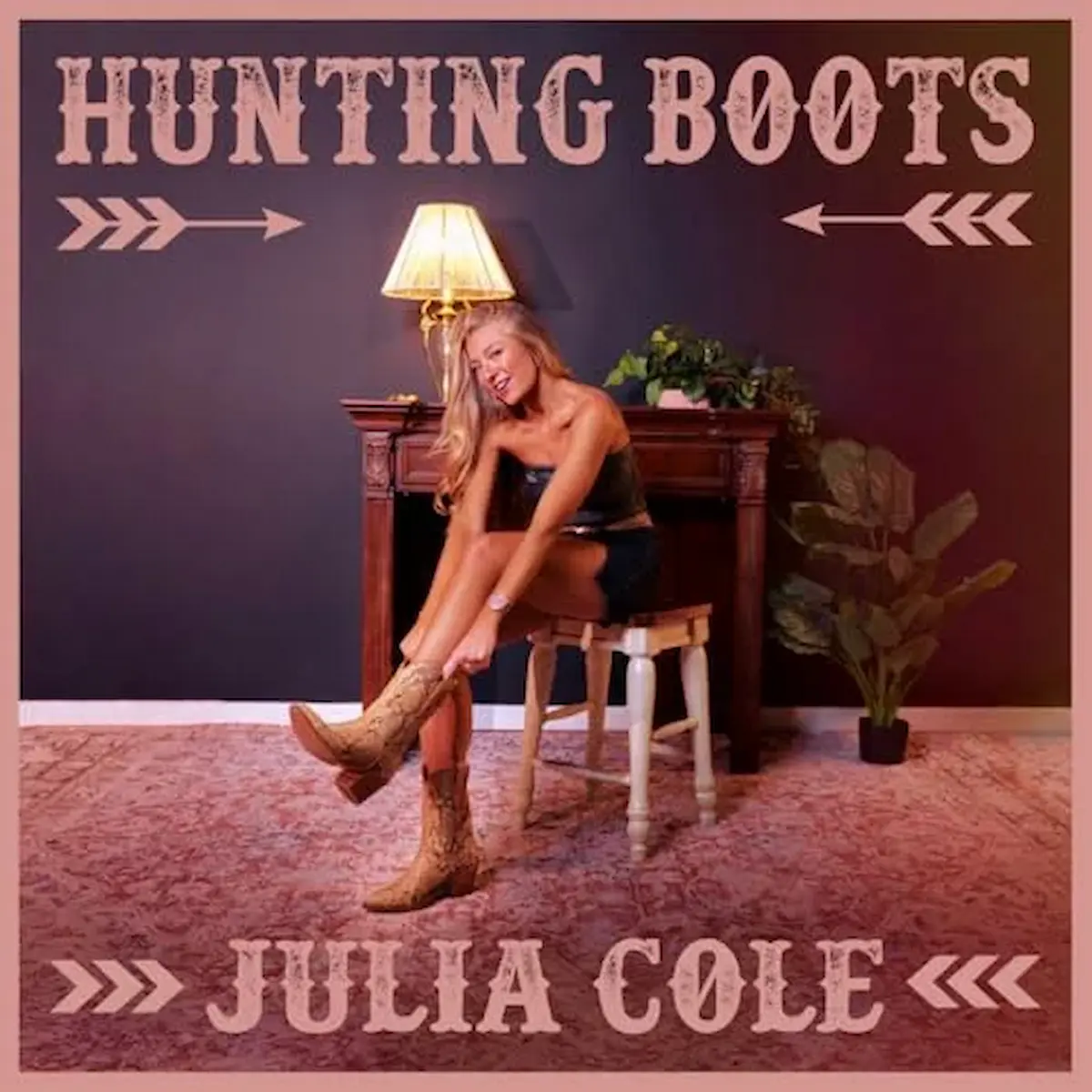 Julia Cole Country-Song „Hunting Boots“ veröffentlicht - hier im Bild das Single-Cover, auf sich die Sängerin gerade Cowboy-Stiefel anzieht