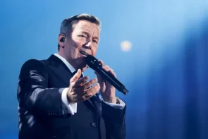Kaisermania 2025 - Roland Kaiser Konzert 9.8.2025 Dresden im MDR - hier im Bild der Sänger auf der Bühne
