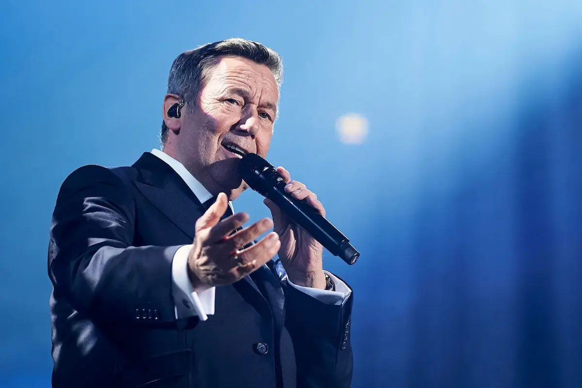 Kaisermania 2025 - Roland Kaiser Konzert 9.8.2025 Dresden im MDR - hier im Bild der Sänger auf der Bühne