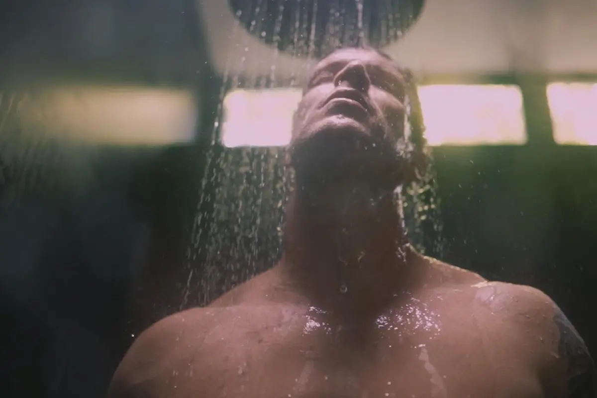 Martin unter der Dusche vor der Nacht der Rosen Bachelor 13.8.2025