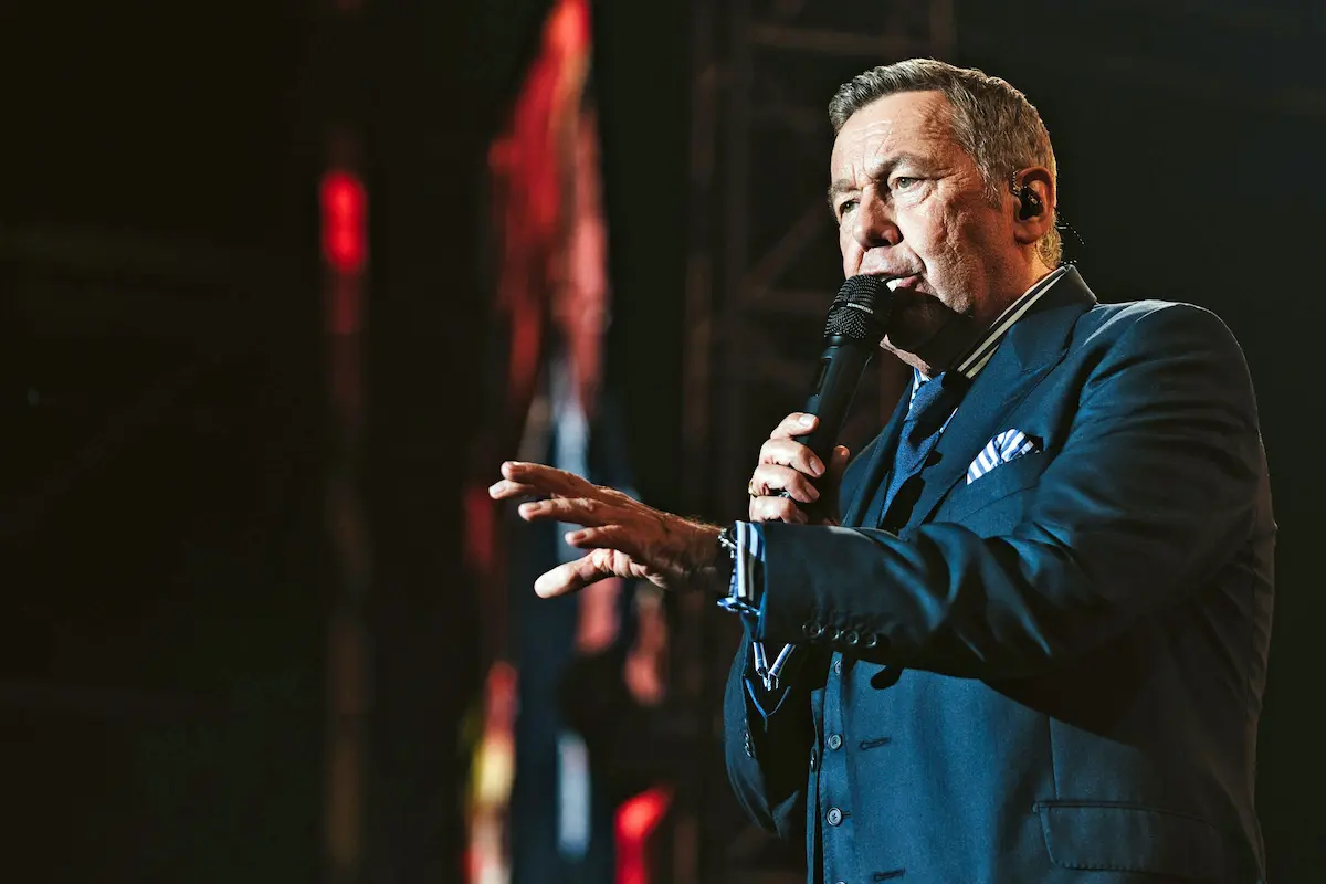 Roland Kaiser singend im Konzert auf der Bühne