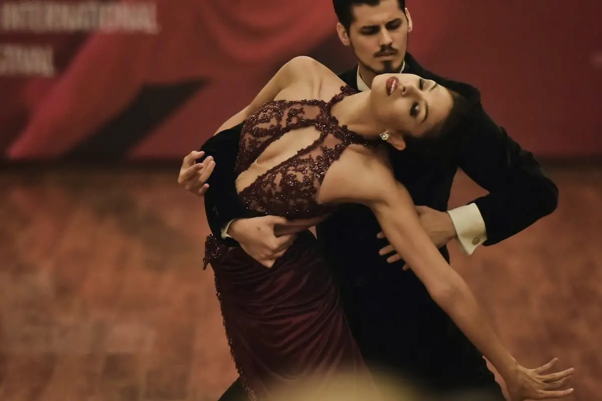 Tango-WM 2025 - Ergebnisse - im Bild ein Tanzpaar auf der Bühne in Buenos Aires bei einem WM-Wettbewerb