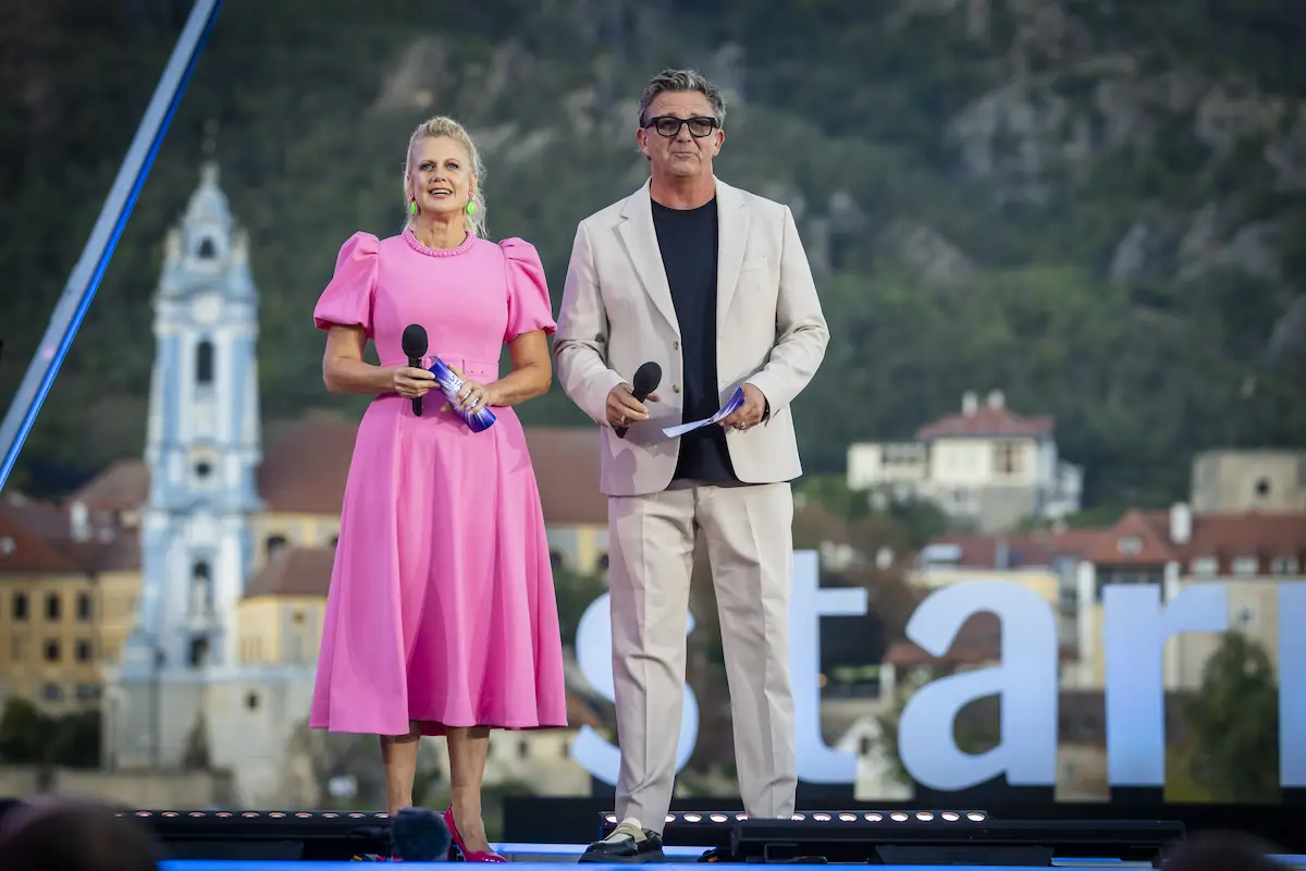 Barbara Schöneberger und Hans Sigl bei der Starnacht aus der Wachau 2025