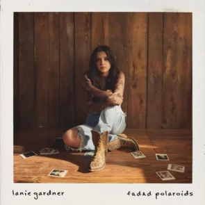 Country-Musik 2025 Lanie Gardner Album „Faded Polaroids“ veröffentlicht - hier im Bild das Album-Cover mit einem Foto der Künstlerin, die auf dem Boden sitzt mit einigen Polaroids um sie verstreut