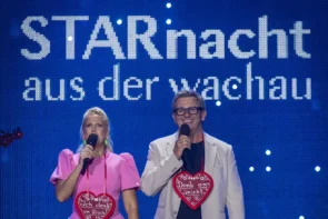 Starnacht aus der Wachau 27. September 2025 im MDR - hier im Bild Barbara Schöneberger und Hans Sigl auf der Freilichtbühne in Rossatzbach