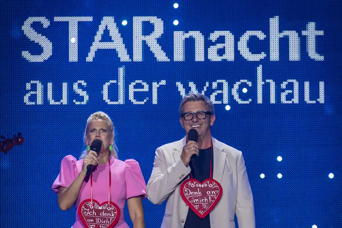 Starnacht aus der Wachau 27. September 2025 im MDR - hier im Bild Barbara Schöneberger und Hans Sigl auf der Freilichtbühne in Rossatzbach