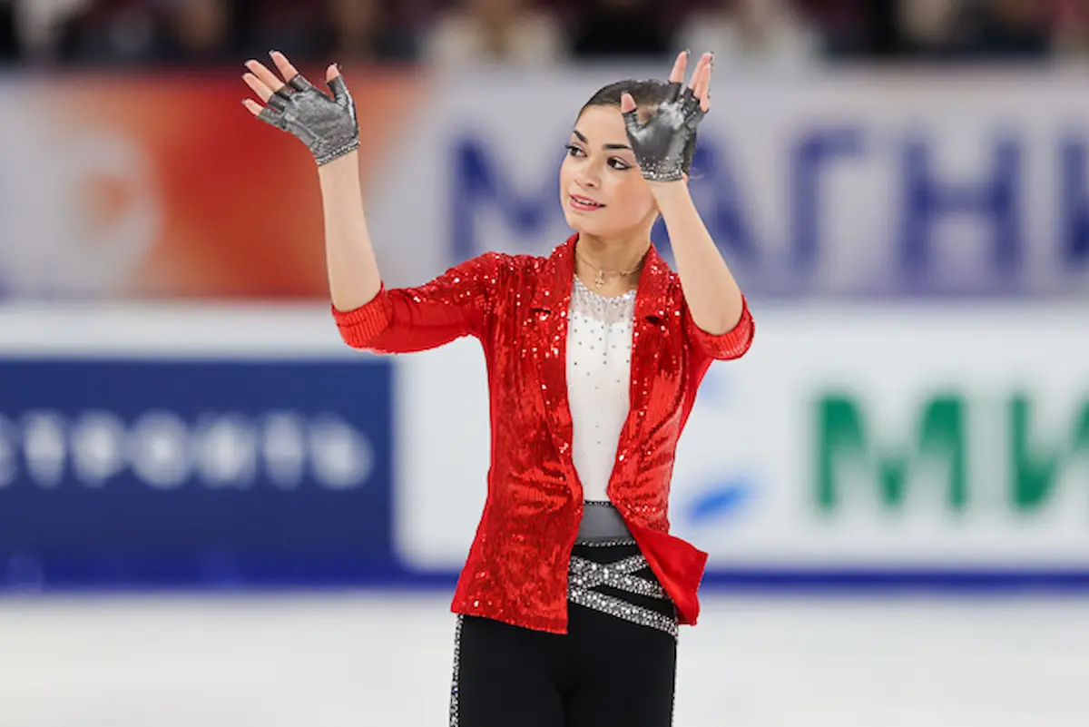 Adeliia Petrosian beim Grand Prix Eiskunstlauf Magnitogorsk 2025 - Kostüm im Kurzprogramm
