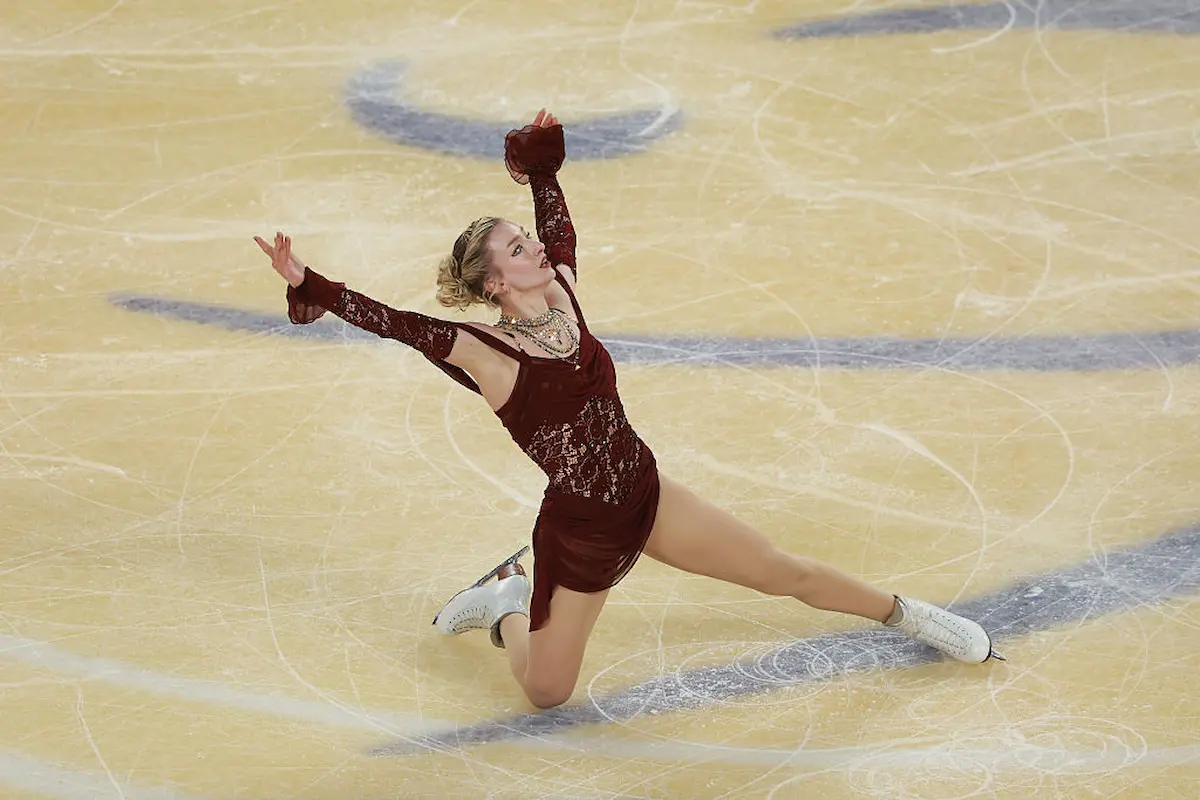 Amber Glenn aus den USA im Kurzprogramm beim Eiskunstlauf Grand Prix China 2025