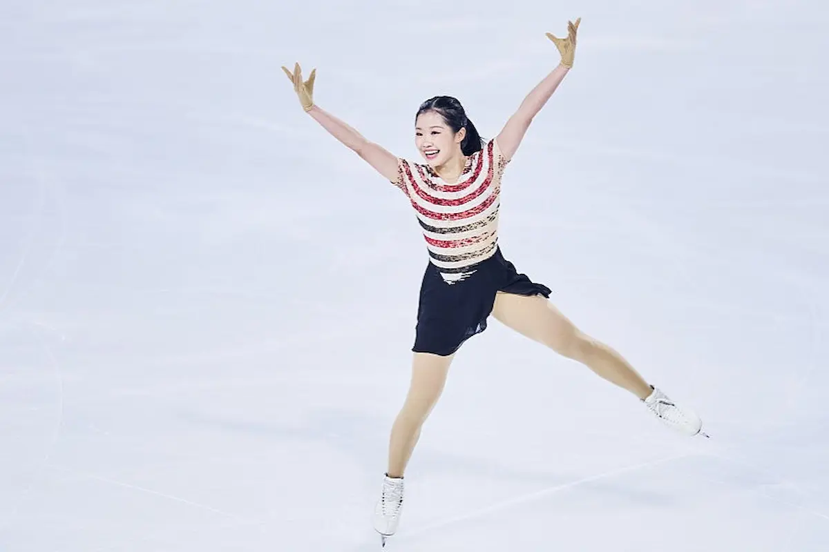 Ami Nakai aus Japan überrascht beim ISU Grand Prix Frankreich 2025 im Kurzprogramm