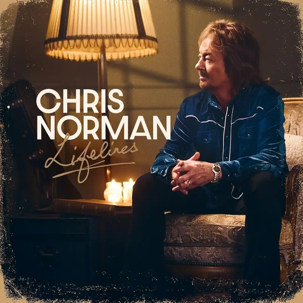 Chris Norman - Neue CD und Album „Lifelines“ 2026 - hier im Bild das Album-Cover, mit einem Foto des Sänger, der in einem Sessel sitzt, daneben eine Stehlampe, Kerzen auf einem Beistell-Tisch und ein Foto-Album