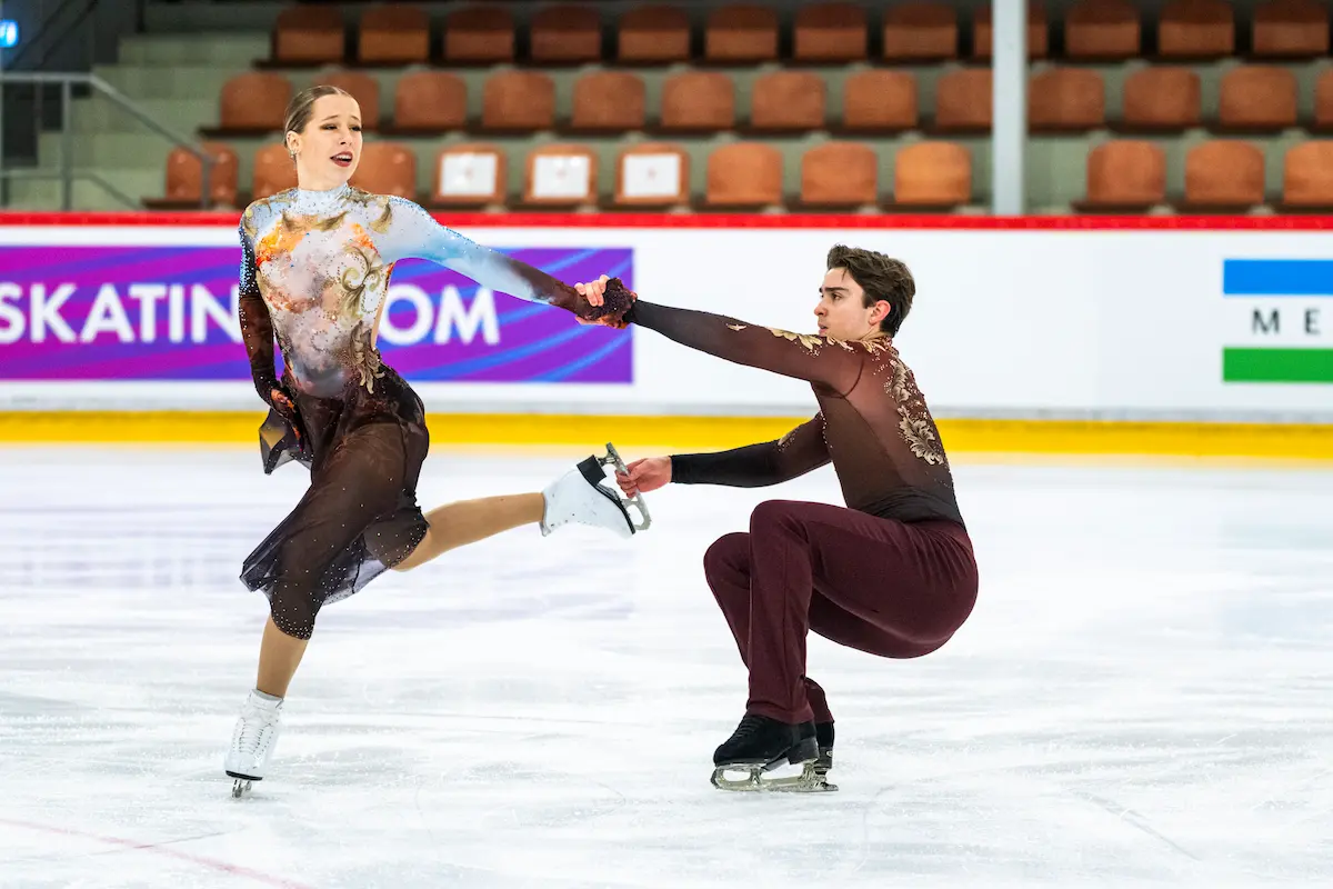 Eiskunstlauf Junior Grand Prix Gdansk 2025 Ergebnisse 2.–4.10.2025, Zeitplan, Übertragungen - hier im Bild Layla Veillon - Alexander Brandys Eistanz-Paar aus Kanada