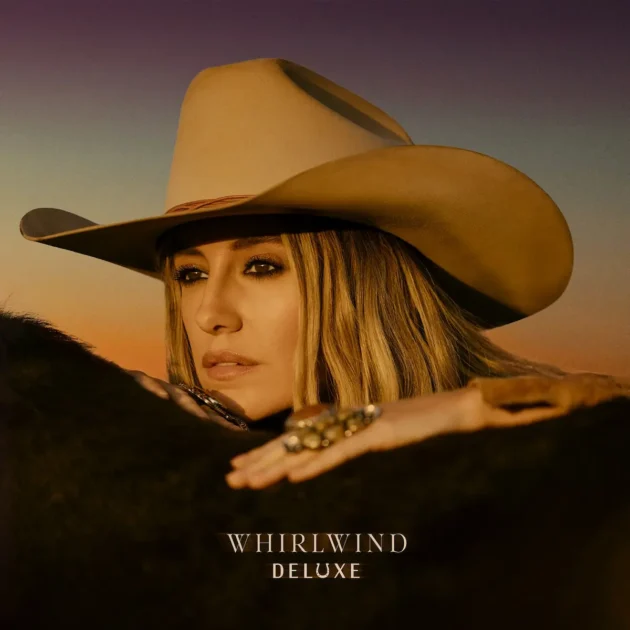 Lainey Wilson Country-Song „Yesterday, All Day, Every Day“ - hier im Bild das Album-Cover von „Whirlwind (Deluxe)“, auf dem der Song veröffentlicht wurde. Das Cover zeigt die Sängerin, die in den Sonnenuntergang schaut
