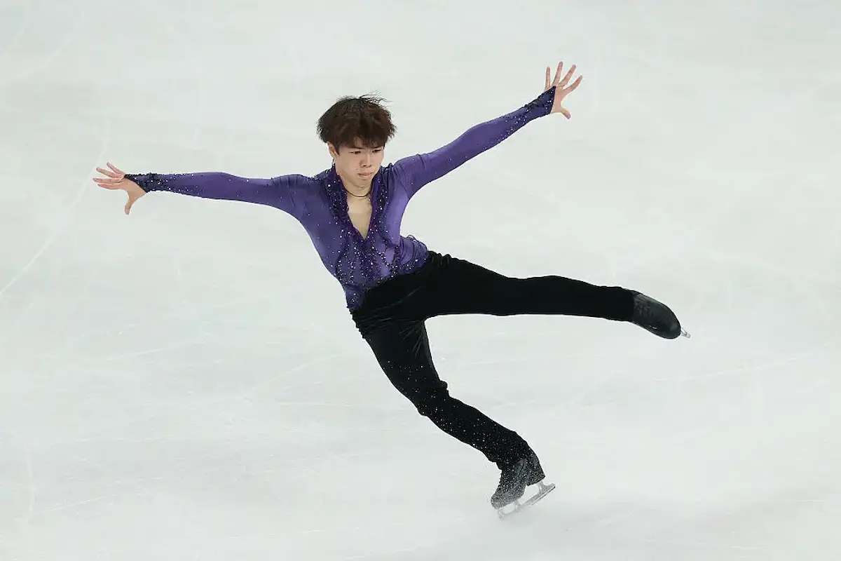 Shun Sato aus Japan im Kurzprogramm beim ISU Eiskunstlauf Grand Prix China 2025