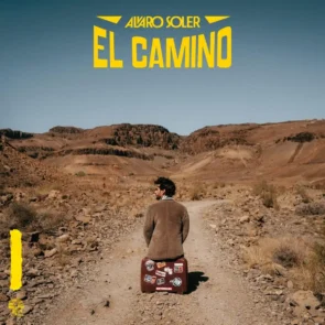 Alvaro Soler Album „El Camino“ und Konzerte 2026 - hier im Bild das Album-Cover mit Alvaro Soler, der auf einem Koffer sitzt auf einem Weg, der in die weite Landschaft führt