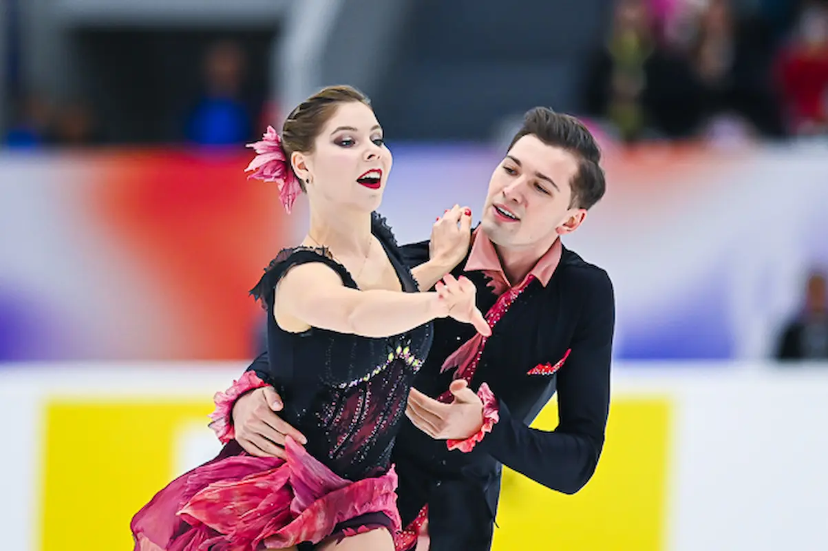 Anastasia Mishina - Aleksandr Galliamov beim Eiskunstlauf Grand Prix Kasan 2025 im Kurzprogramm