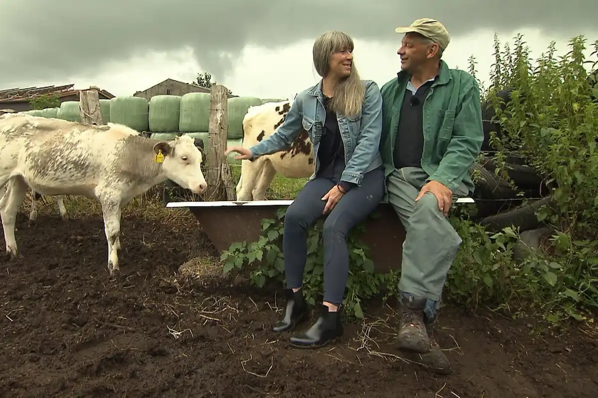 Bauer Johann bei BsF 17.11.2025 Hofwoche mit Katja - Johann und Katja bei den Kälbern