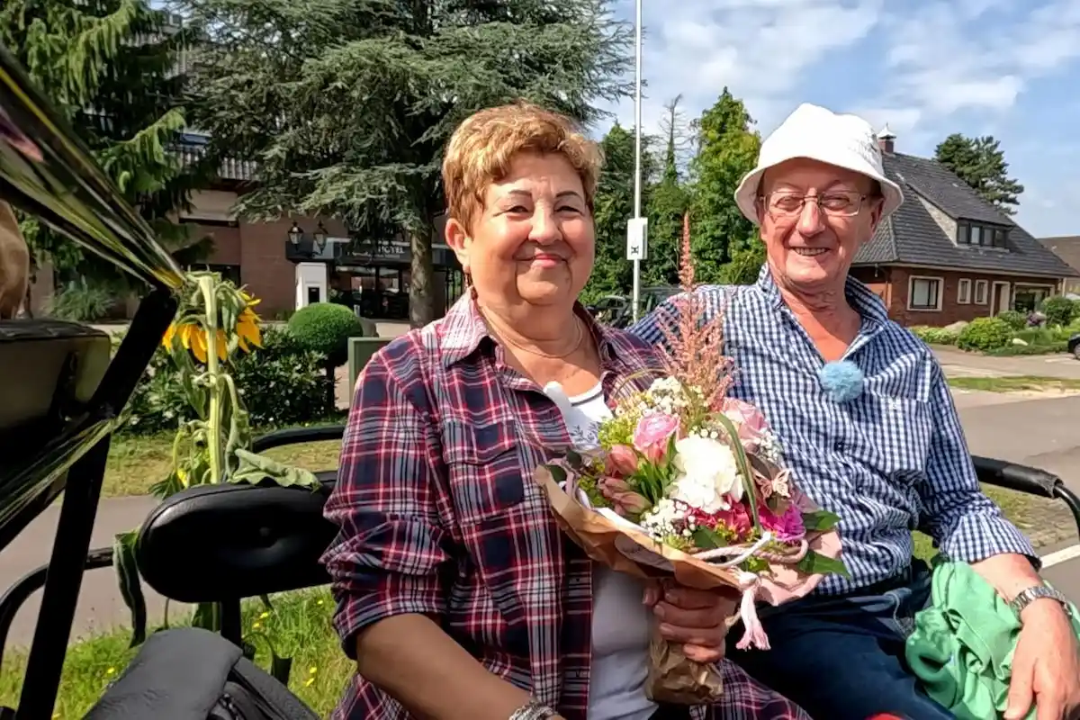 Bauer Walter bei BsF 17.11.2025 Hofwoche mit Katharina - Walter und Katharina in der Pferdekutsche am Hotel