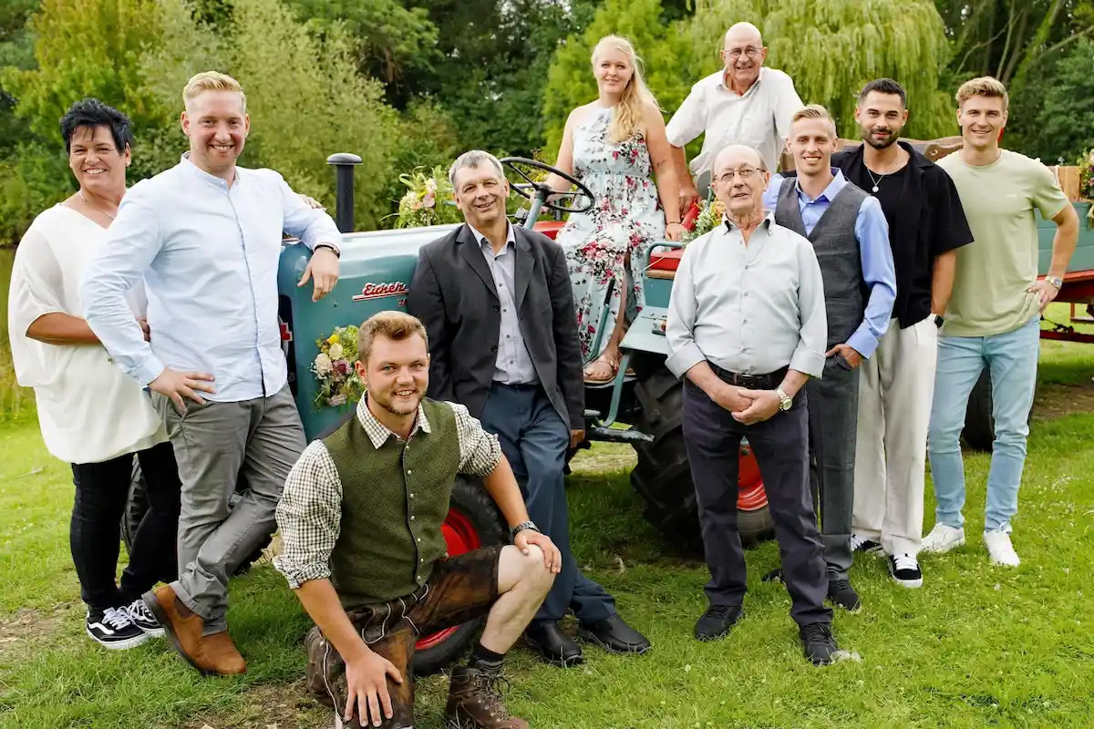Bauer sucht Frau 10. November 2025 Entscheidungen, erste Hofwochen - hier im Bild die Bauern Simone, Daniel, Michi, Johann, Insa, Herbert, Walter, Christopher, Basti, Friedrich