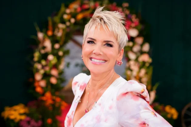 Bauer sucht Frau 17.11.2025 - Hofwochen nehmen Fahrt auf, was passiert - hier im Bild BsF-Moderatorin Inka Bause