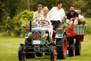 Bauer sucht Frau 3. November 2025 Beginn der neuen Staffel - hier im Bild Moderatorin Inka Bause, die einen Traktor fährt und die Bauern hinten auf dem Hänger hat