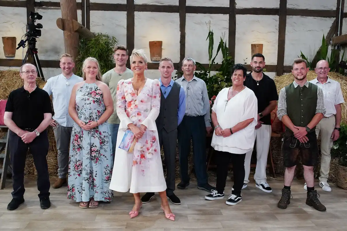 Bauer sucht Frau 3. November 2025 - Wer ist dabei? Hier im Bild Walter, Daniel, Insa, Friedrich, Inka Bause, Christopher, Johann, Simone, Basti, Michi und Herbert