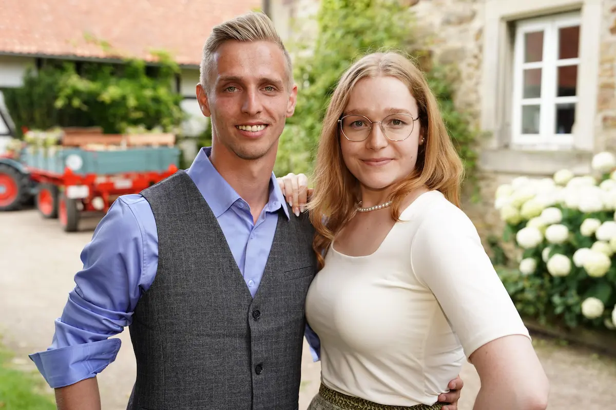 Christopher lädt Pauline zur Hofwoche ein