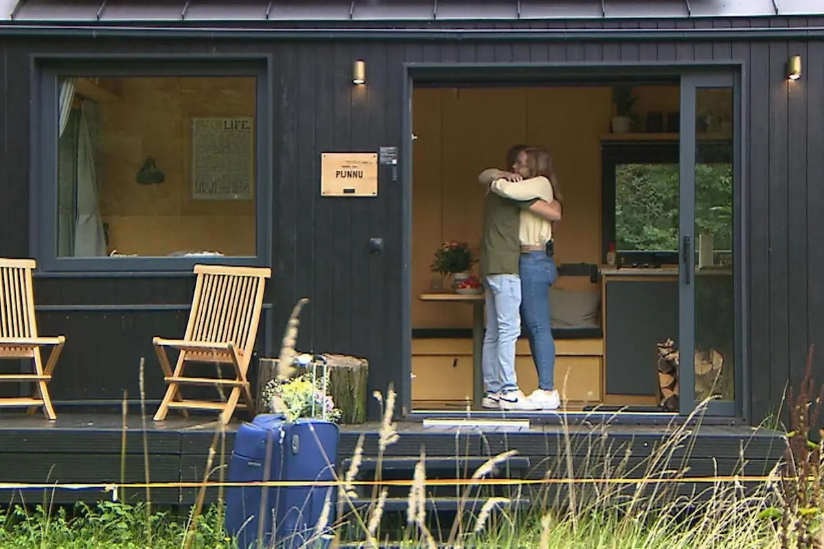 Christopher und Pauline umarmen sich im Tiny House
