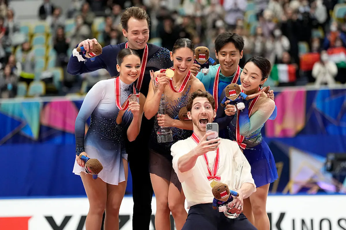 Eiskunstlauf-Paare nach der Siegerehrung bei der NHK Trophy ISU Grand Prix Osaka 2025 - hier im Bild Maria Pavlova und Alexei Sviatchenko aus Ungarn, Sara Conti und Niccolo Macii aus Italien sowie Wenjing Sui und Cong Han aus China