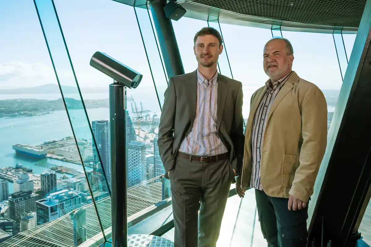 Frederic Brossier als Marco Zurheide und Marek Erhardt als Tom Walker beim Traumschiff am 23. November 2025