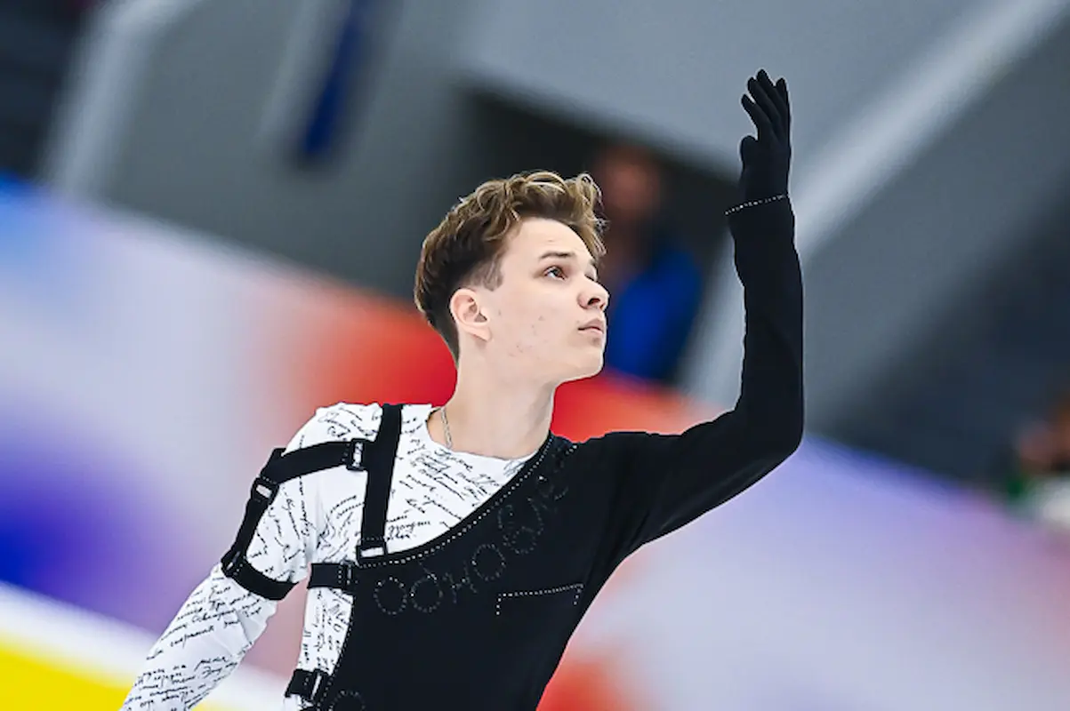 Gleb Lutfullin beim Eiskunstlauf Grand Prix Kasan 2025 im Kurzprogramm