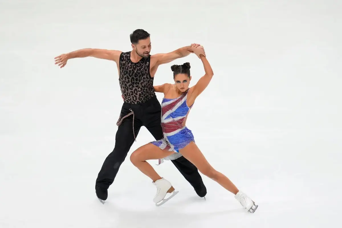 Lilah Fear - Lewis Gibson aus Großbritannien beim ISU Grand Prix Japan 2025 NHK Trophy Rhythm Dance