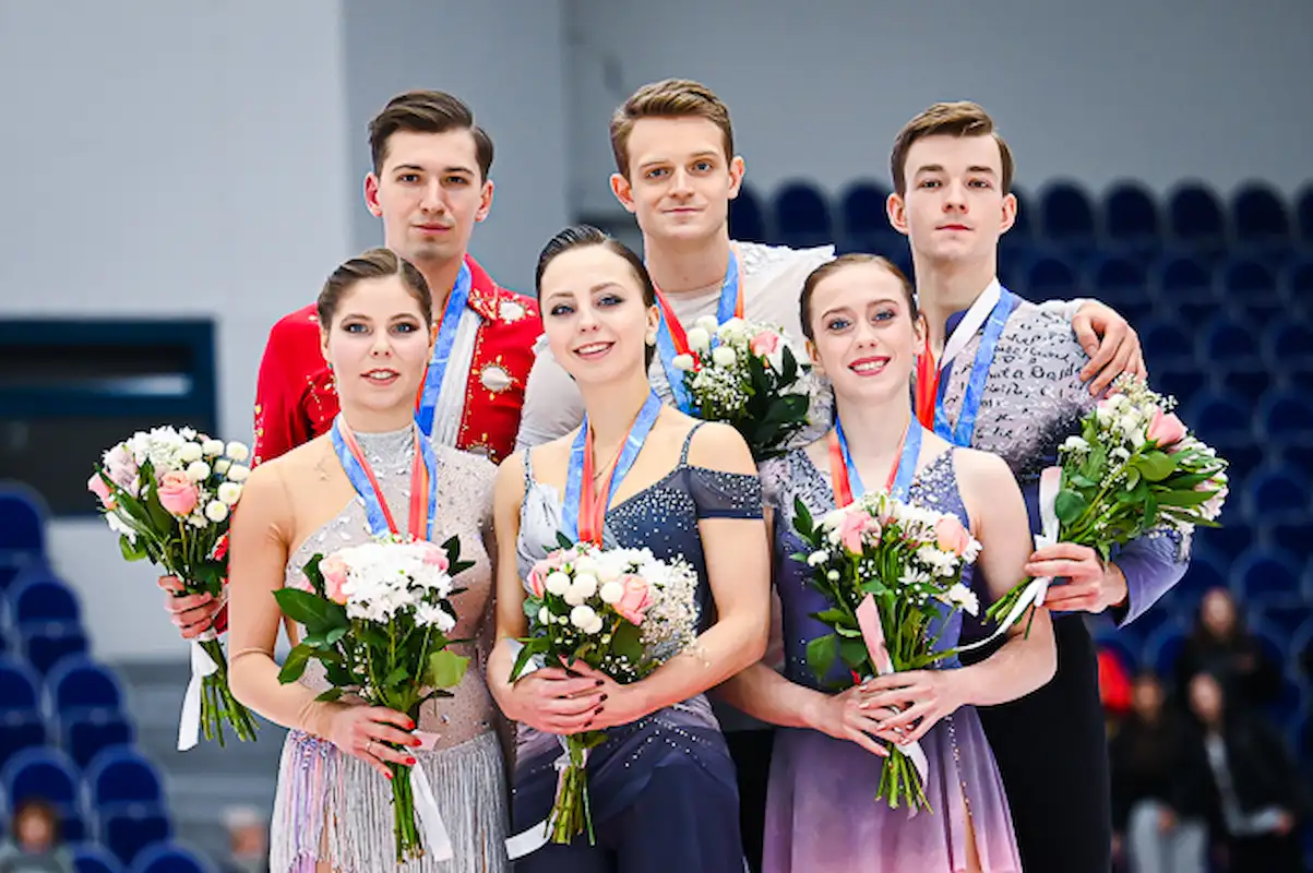 Siegerehrung Eiskunstlauf-Paare beim Grand Prix Kasan 2025