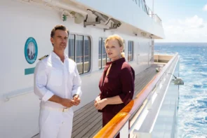 Traumschiff 23. November 2025 Auckland Besetzung, Schauspieler, was passiert - hier im Bild Florian Silbereisen als Traumschiff-Kapitän mit Susanna Simon als Winzerin Esther Sarchow