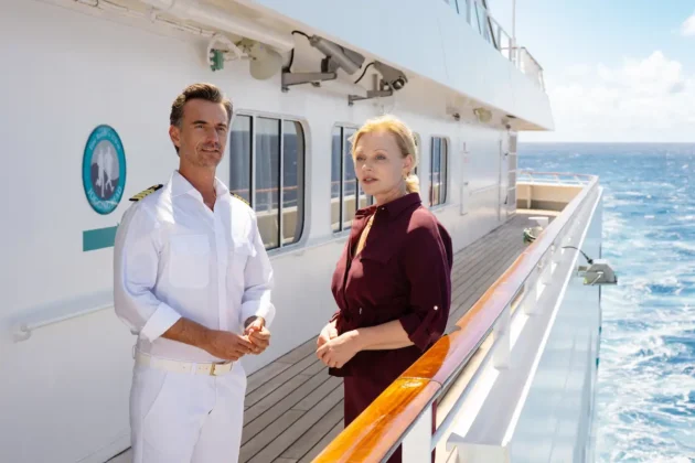 Traumschiff 23. November 2025 Auckland Besetzung, Schauspieler, was passiert - hier im Bild Florian Silbereisen als Traumschiff-Kapitän mit Susanna Simon als Winzerin Esther Sarchow