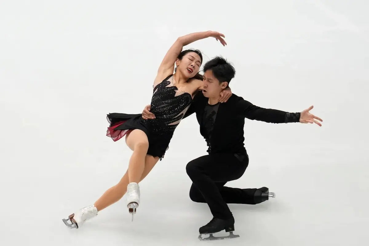 Wenjing Sui - Cong Han aus China beim ISU Grand Prix Japan 2025, NHK Trophy Kurzprogramm