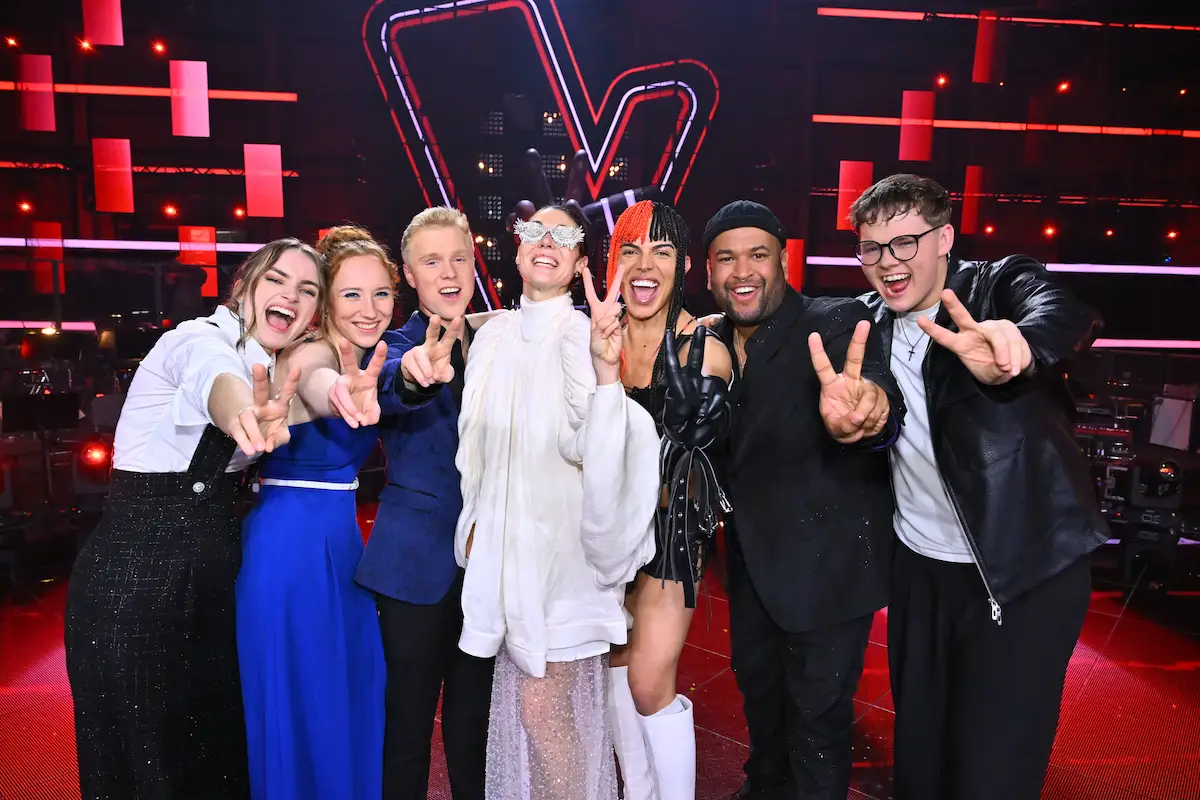 Alle Talente, die im Halbfinale The Voice of Germany 5.12.2025 weiter gekommen sind ins Finale - hier im Bild Anne Mosters, Greta Heimann, Max Pese, Bernarda Brunovic, Oxa, Vasco Jose Mano, Marvin Tapper