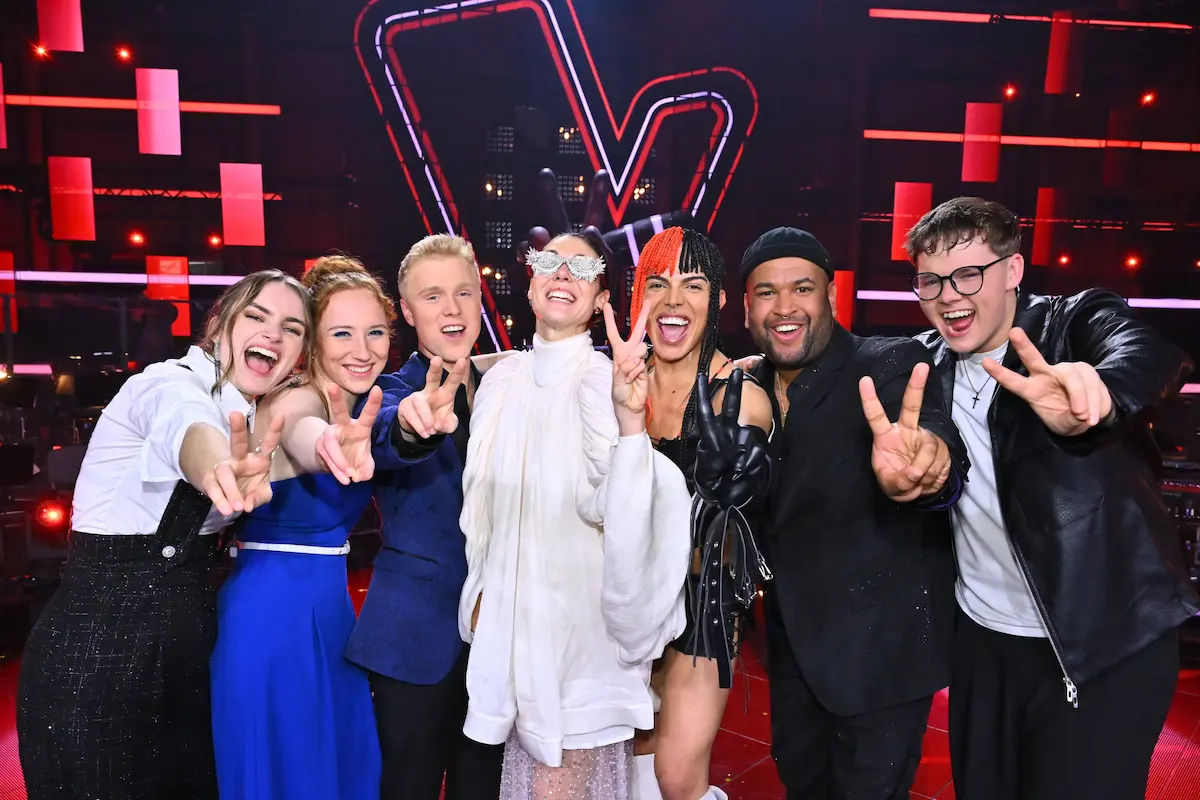 Alle Talente im Finale The Voice of Germany 12. Dezember 2025 - hier im Bild Anne Mosters, Greta Heimann, Max Pesé, Bernarda Brunovic, Oxa, Vasco Jose Mano, Marvin Tapper