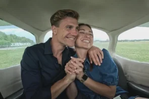 Bauer sucht Frau 16. Dezember 2025, Folge 10 - hier im Bild: Friedrich und Laura sind glücklich in einem Flugzeug und kommen sich schnell sehr nahe